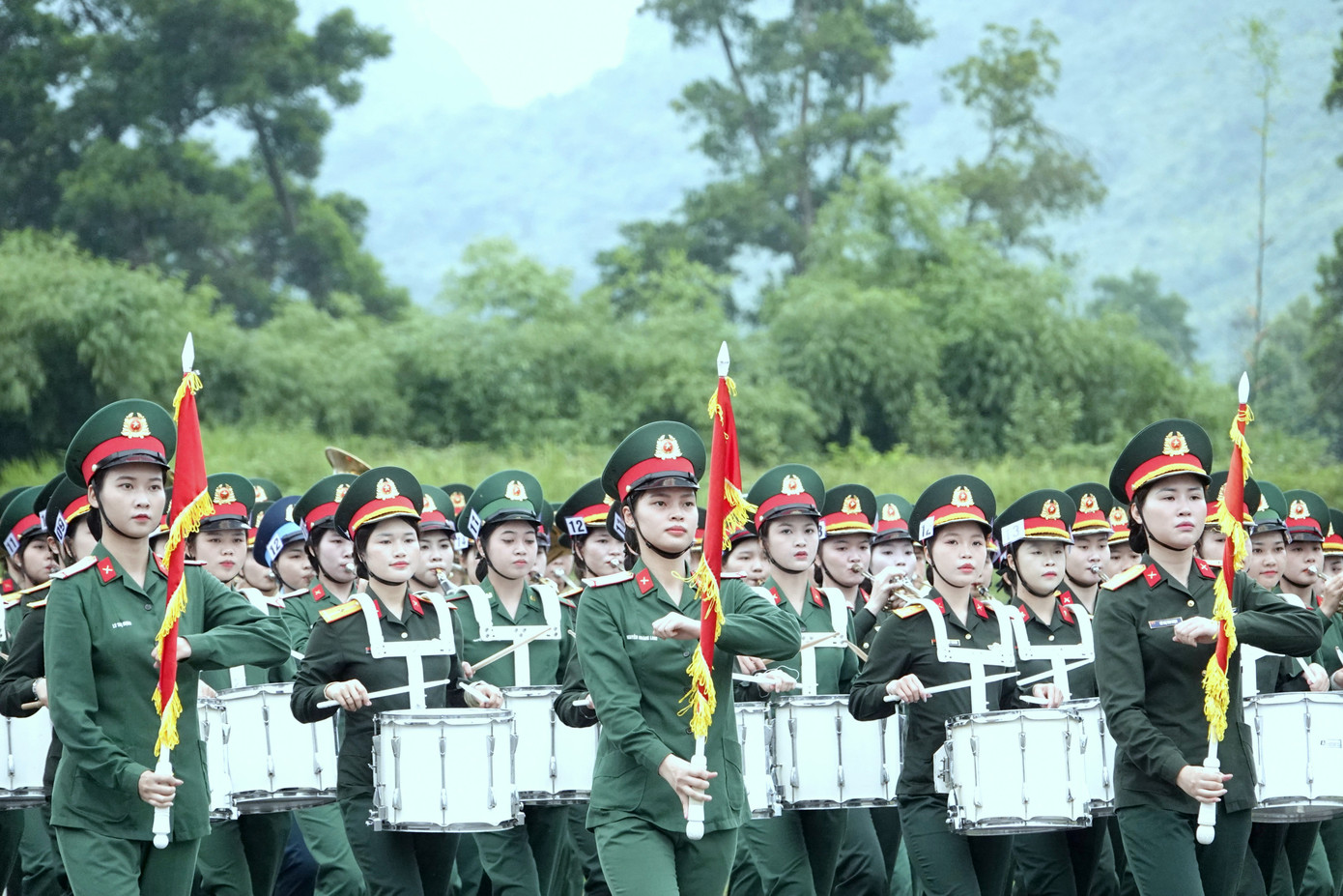 Điểm nổi bật của Khối nữ Quân nhạc là dàn nhạc cụ đặc trưng.