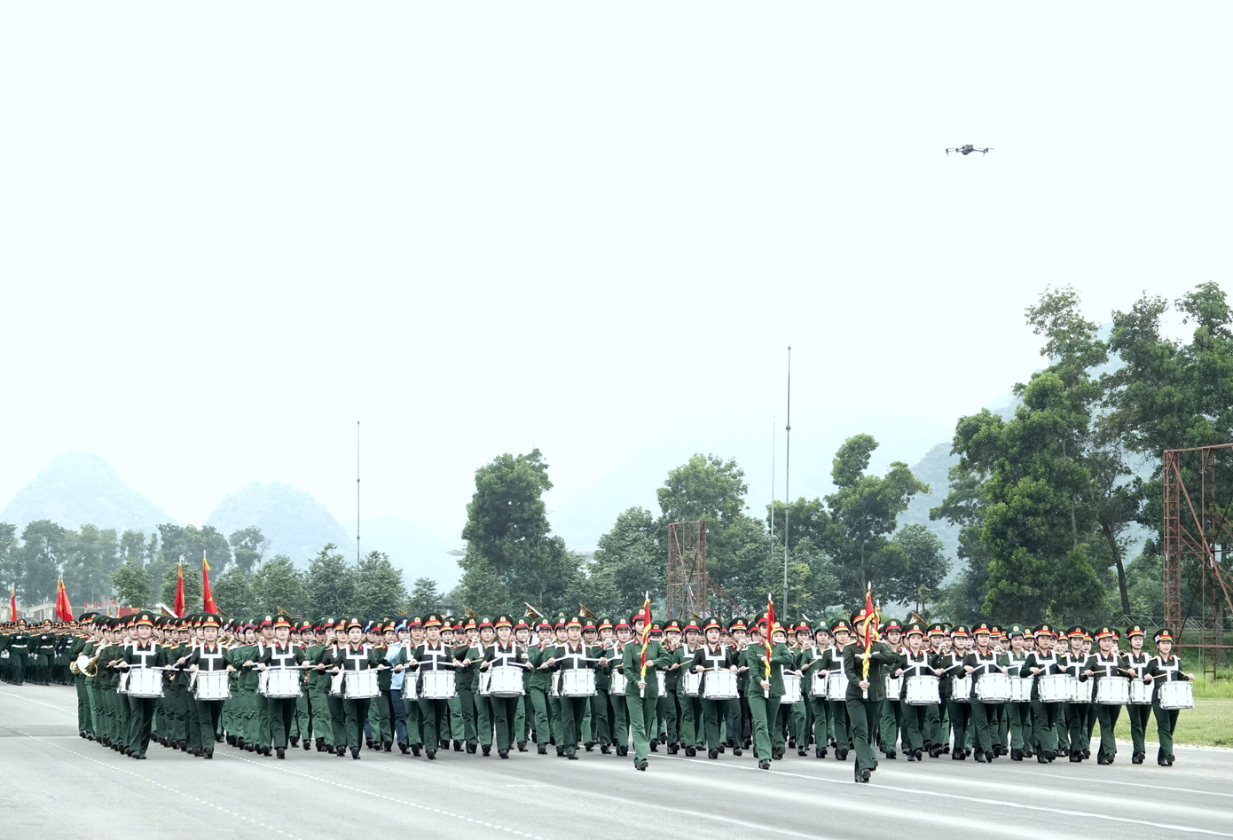 Điểm nổi bật của Khối nữ Quân nhạc là dàn nhạc cụ đặc trưng.