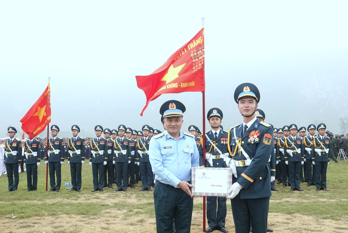 Cùng dự kiểm tra, Trung tướng Nguyễn Văn Hiền - Ủy viên Trung ương Đảng, Tư lệnh Quân chủng Phòng không - Không quân, trao quà động viên các khối tham gia hợp luyện diễu binh. Cùng dự kiểm tra, Trung tướng Nguyễn Văn Hiền - Ủy viên Trung ương Đảng, Tư lệnh Quân chủng Phòng không - Không quân, trao quà động viên các khối tham gia hợp luyện diễu binh.