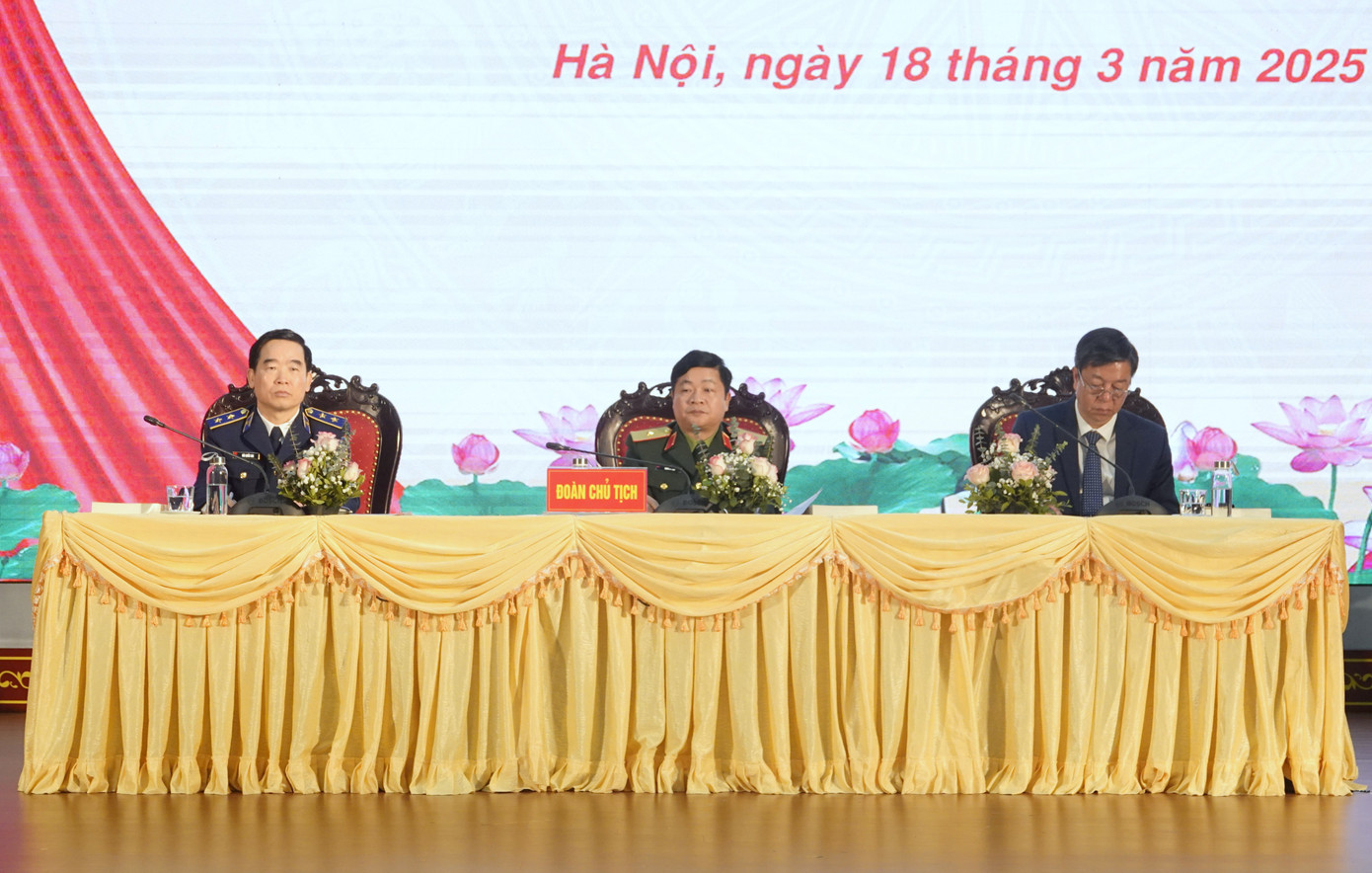 Điều hành Hội thảo gồm: Trung tướng Bùi Quốc Oai - Chính ủy Cảnh sát biển Việt Nam; Thiếu tướng, PGS.TS Đặng Sỹ Lộc - Giám đốc Học viện Chính trị; PGS.TS Vũ Trọng Lâm - Giám đốc, Tổng biên tập Nhà xuất bản Chính trị quốc gia Sự thật. Điều hành Hội thảo gồm: Trung tướng Bùi Quốc Oai - Chính ủy Cảnh sát biển Việt Nam; Thiếu tướng, PGS.TS Đặng Sỹ Lộc - Giám đốc Học viện Chính trị; PGS.TS Vũ Trọng Lâm - Giám đốc, Tổng biên tập Nhà xuất bản Chính trị quốc gia Sự thật.