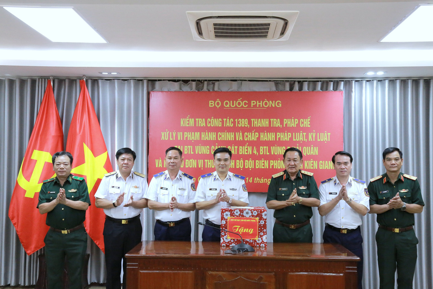 Dịp này, Thượng tướng Võ Minh Lương và đoàn công tác đã gặp gỡ, động viên, trao quà tặng cán bộ, chiến sĩ các đơn vị; đồng thời ra thăm, kiểm tra các đơn vị đóng quân trên đảo Nam Du, tỉnh Kiên Giang.