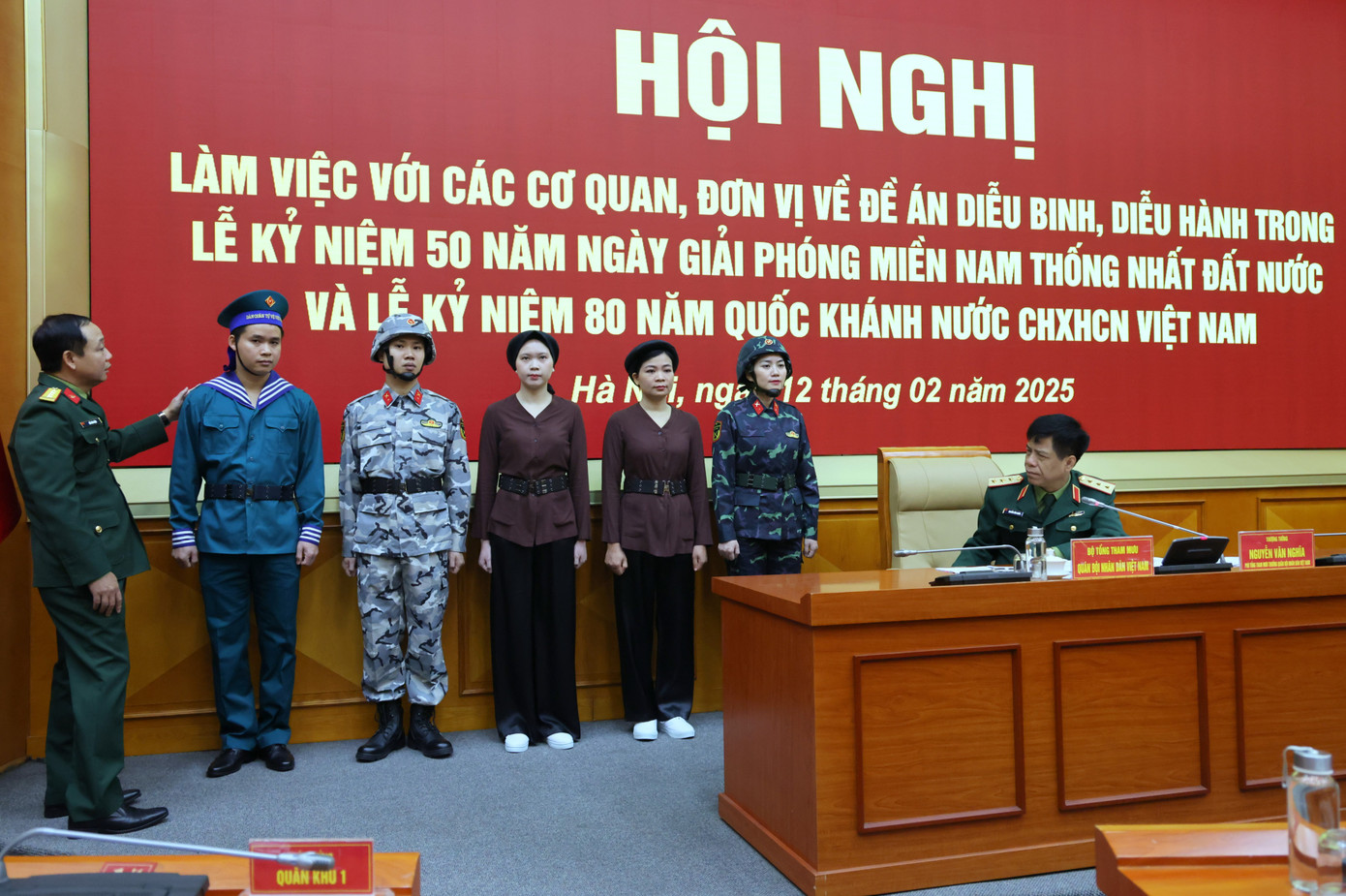 Đại diện cơ quan chức năng báo cáo với lãnh đạo Bộ Tổng tham mưu về trang phục của một số lực lượng tham gia diễu binh, diễu hành.