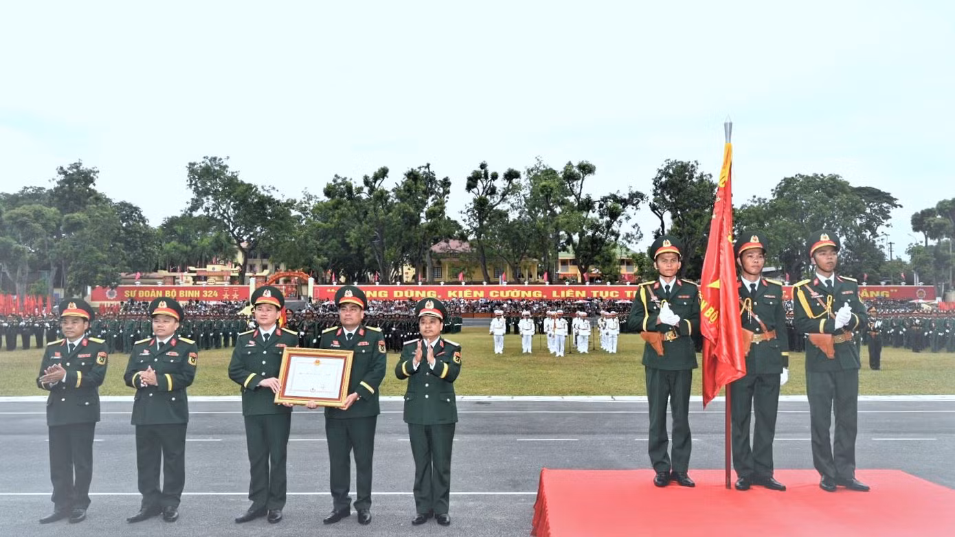 Tại lễ kỷ niệm, thừa uỷ quyền của Chủ tịch nước, lãnh đạo Quân khu 4 đã trao Huân chương Bảo vệ Tổ quốc hạng Ba tặng Sư đoàn 324, vì đã có thành tích đặc biệt xuất sắc trong xây dựng Quân đội nhân dân, củng cố quốc phòng, góp phần vào sự nghiệp xây dựng chủ nghĩa xã hội và bảo vệ Tổ quốc.