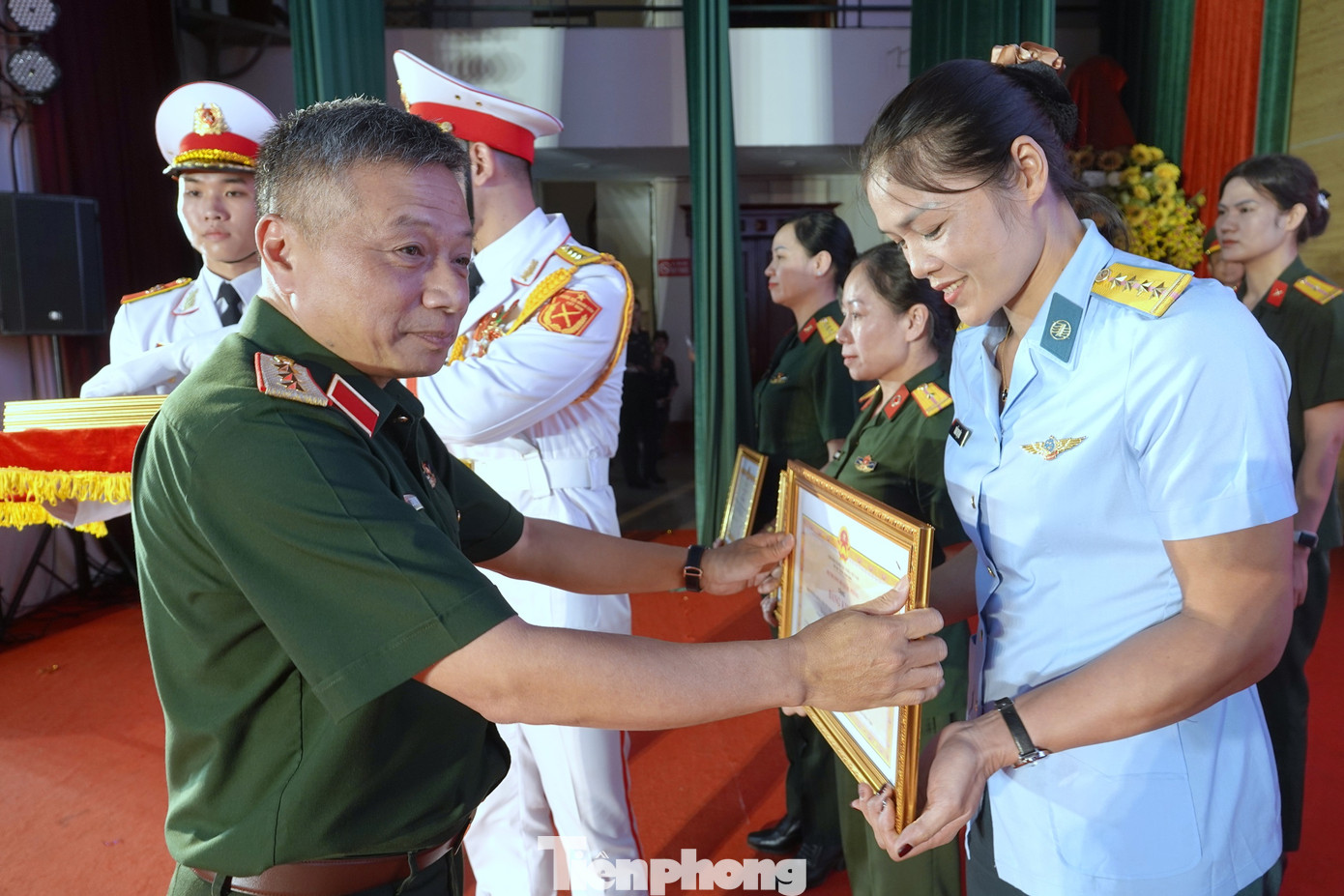 Lãnh đạo Bộ Quốc phòng, Tổng cục Chính trị và Bộ tư lệnh Thủ đô Hà Nội trao thưởng các tập thể, cá nhân xuất sắc tại Liên hoan.