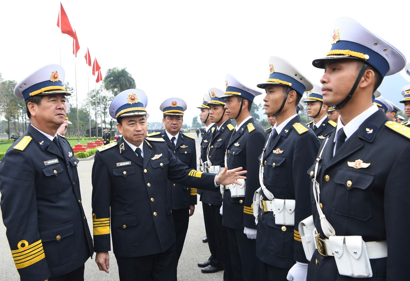 Phó Đô đốc Trần Thanh Nghiêm - Tư lệnh Hải quân, kiểm tra các khối Hải quân tham gia diễu binh, diễu hành đang tập luyện tại TB4.