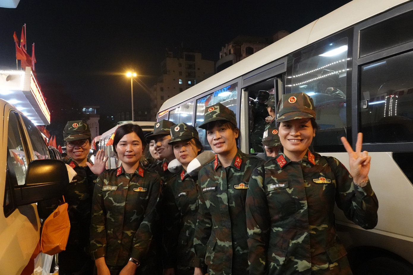 Tranh thủ chụp ảnh kỷ niệm trước khi vào sân ga.