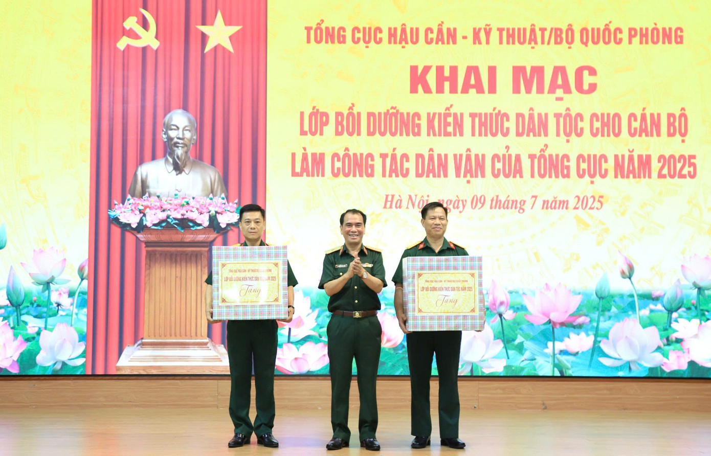 Lãnh đạo Tổng cục Hậu cần - Kỹ thuật tặng quà đơn vị tổ chức đăng cai lớp bồi dưỡng.