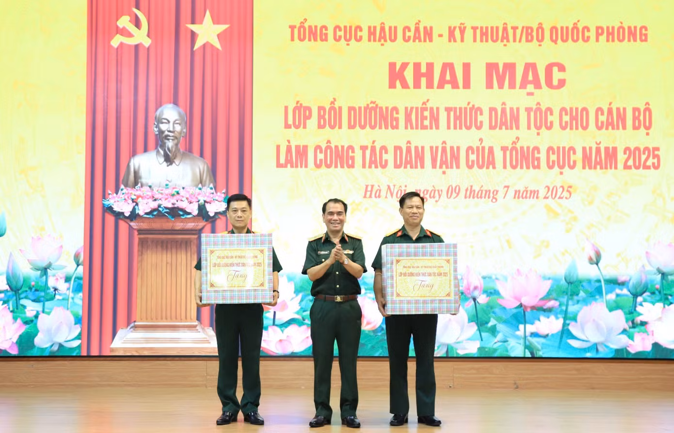 Lãnh đạo Tổng cục Hậu cần - Kỹ thuật tặng quà đơn vị tổ chức đăng cai lớp bồi dưỡng. Lãnh đạo Tổng cục Hậu cần - Kỹ thuật tặng quà đơn vị tổ chức đăng cai lớp bồi dưỡng.