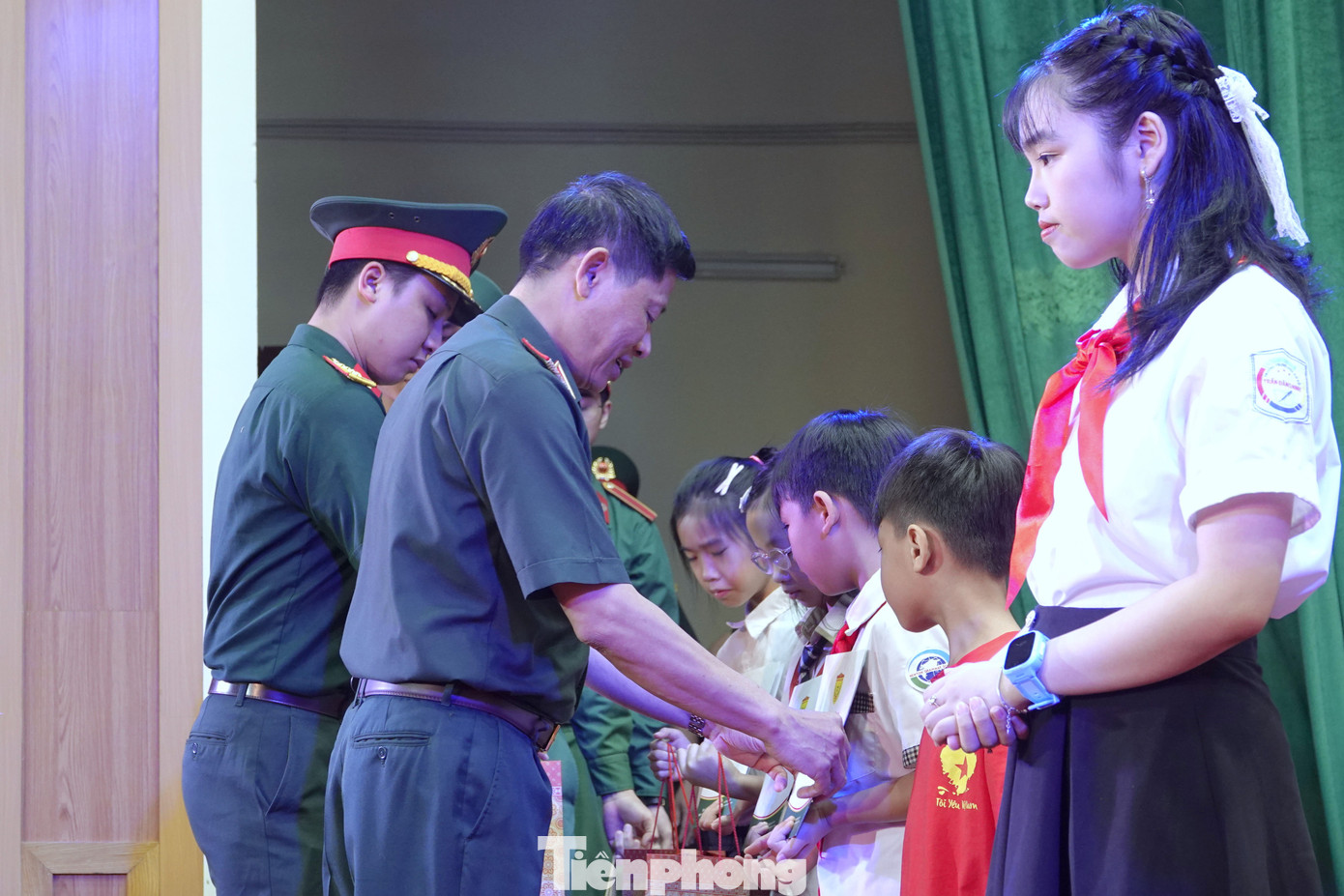 Thiếu tướng Nguyễn Văn Nam trao quà tặng các học sinh đoạt giải cấp quốc tế và cấp quốc gia trong năm học 2024-2025. Thiếu tướng Nguyễn Văn Nam trao quà tặng các học sinh đoạt giải cấp quốc tế và cấp quốc gia trong năm học 2024-2025.