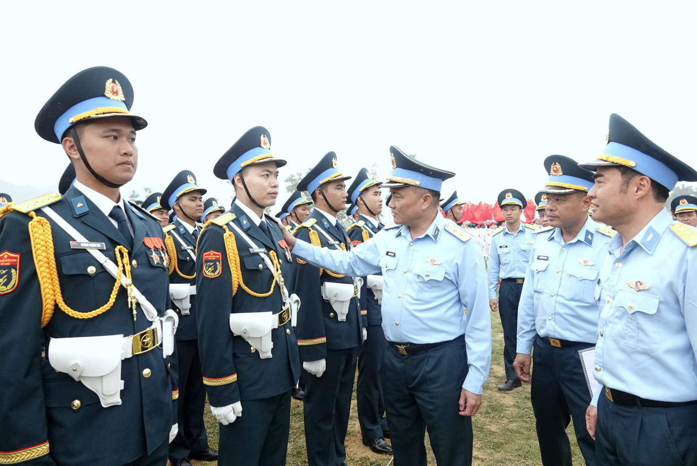 Cùng dự kiểm tra, Trung tướng Nguyễn Văn Hiền - Ủy viên Trung ương Đảng, Tư lệnh Quân chủng Phòng không - Không quân, trao quà động viên các khối tham gia hợp luyện diễu binh. Cùng dự kiểm tra, Trung tướng Nguyễn Văn Hiền - Ủy viên Trung ương Đảng, Tư lệnh Quân chủng Phòng không - Không quân, trao quà động viên các khối tham gia hợp luyện diễu binh.