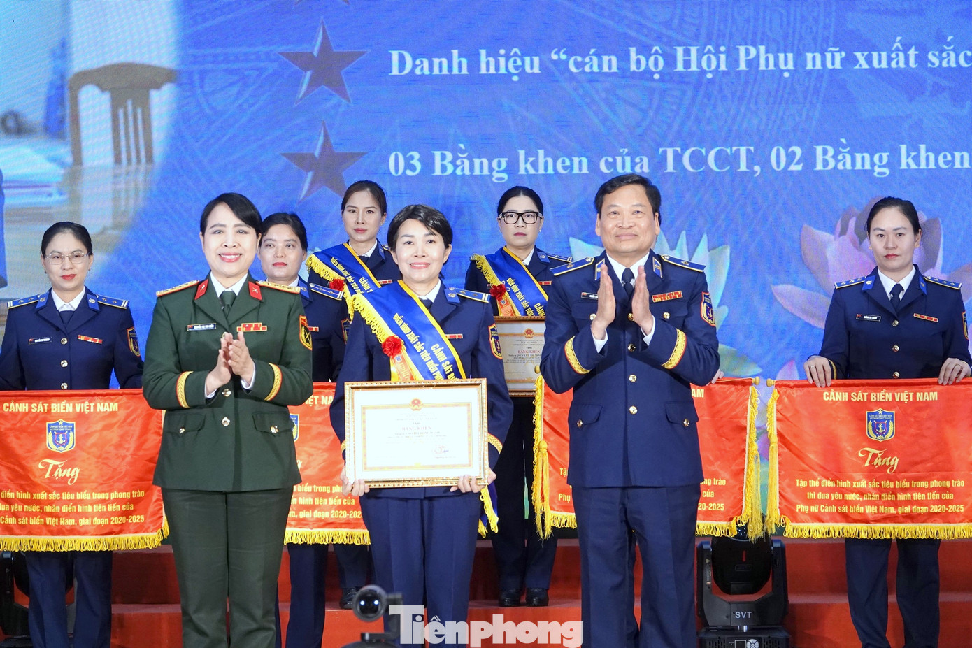 Lãnh đạo Bộ Tư lệnh Cảnh sát biển và Ban Phụ nữ Quân đội trao Bằng khen Phụ nữ điển hình xuất sắc tặng 12 cá nhân.