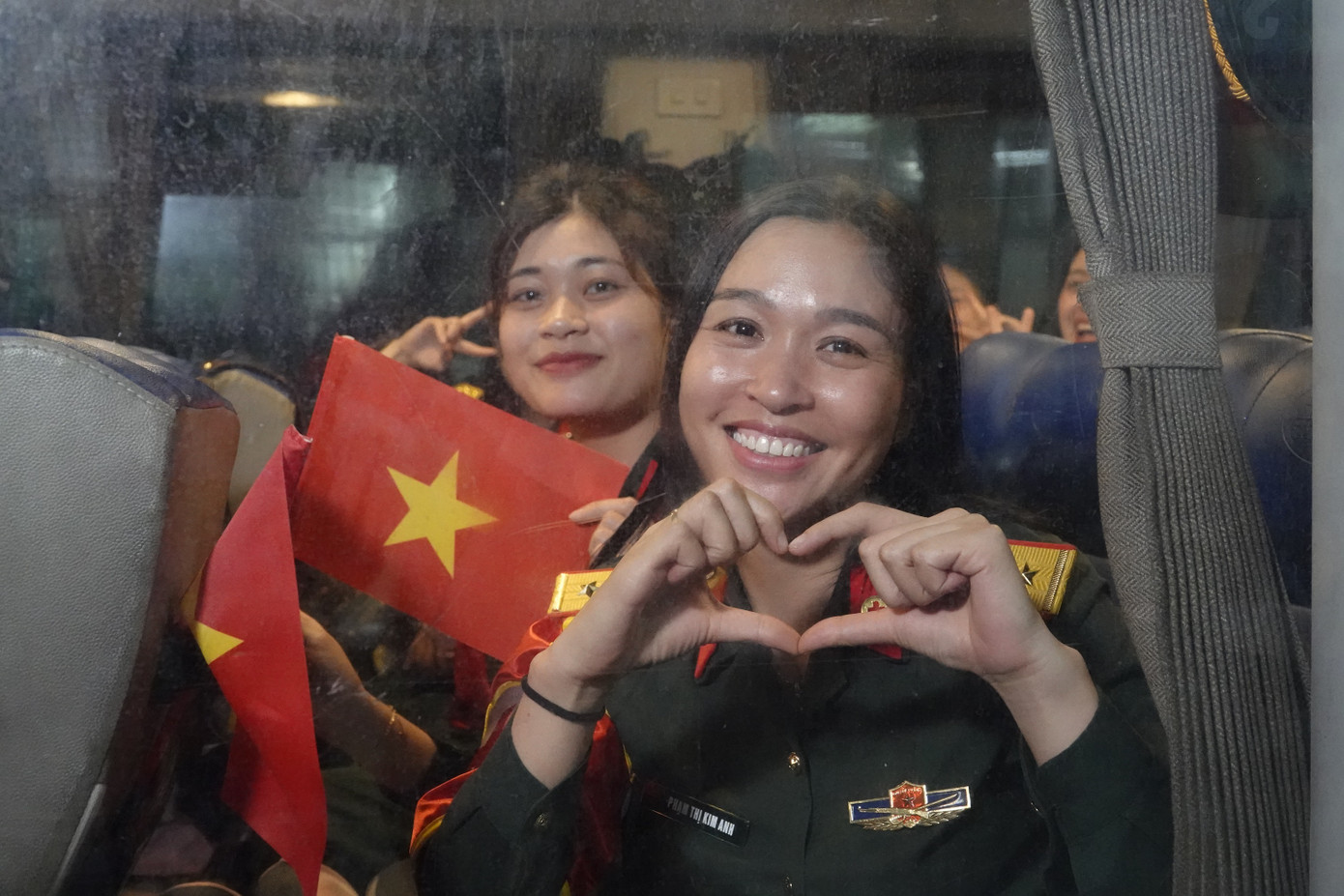 Thể hiện nét duyên trong khoang tàu qua lớp cửa kính.