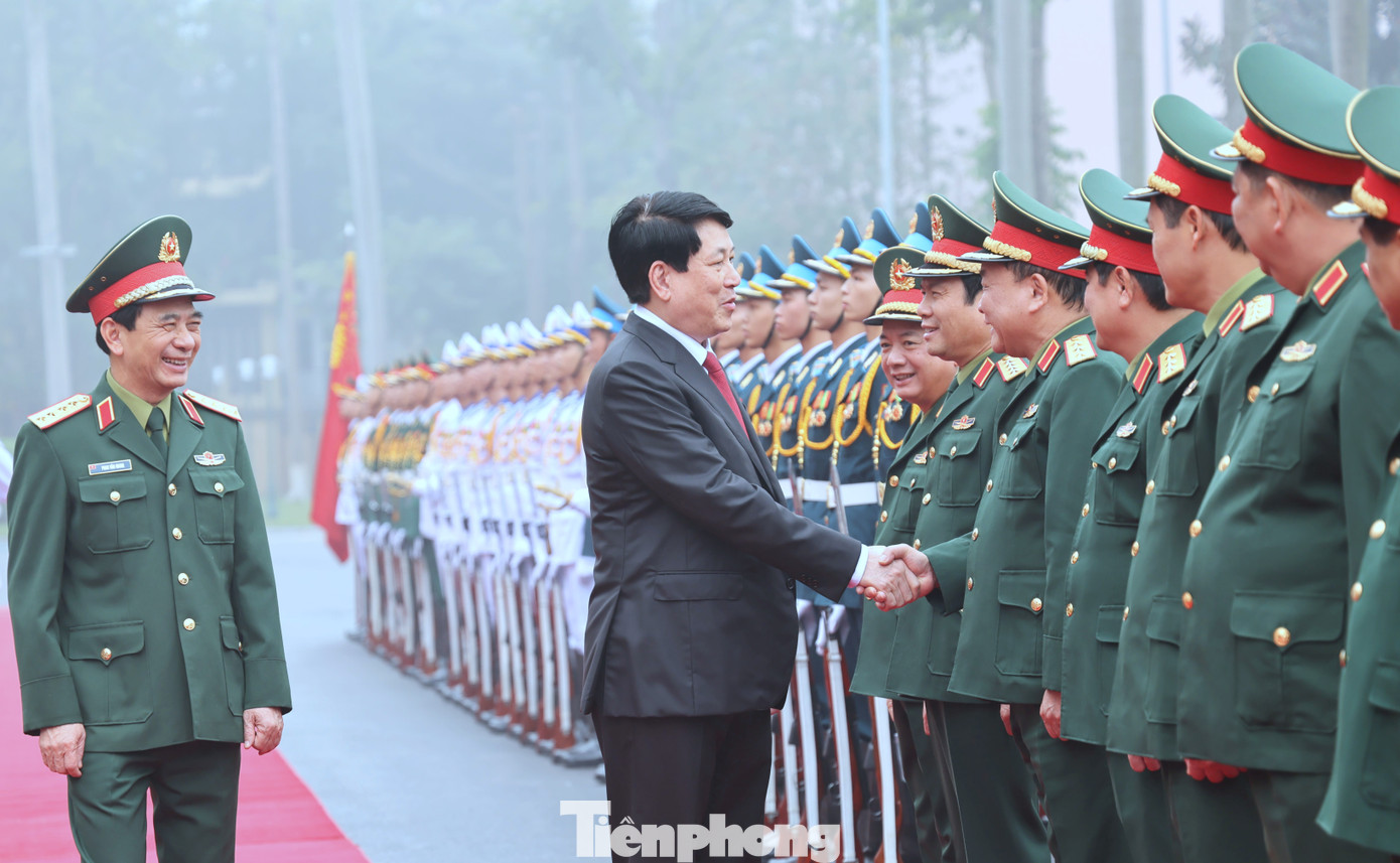 Các tướng lĩnh Quân đội đón Chủ tịch nước tới dự, chủ trì buổi làm việc, chiều 20/2.