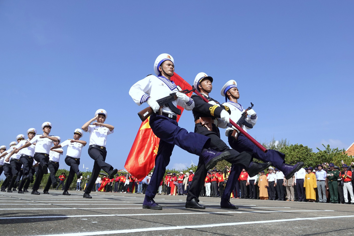 Bộ đội Hải quân duyệt đội ngũ tại Trường Sa.