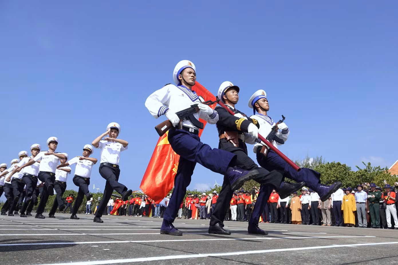 Bộ đội Hải quân duyệt đội ngũ tại Trường Sa.