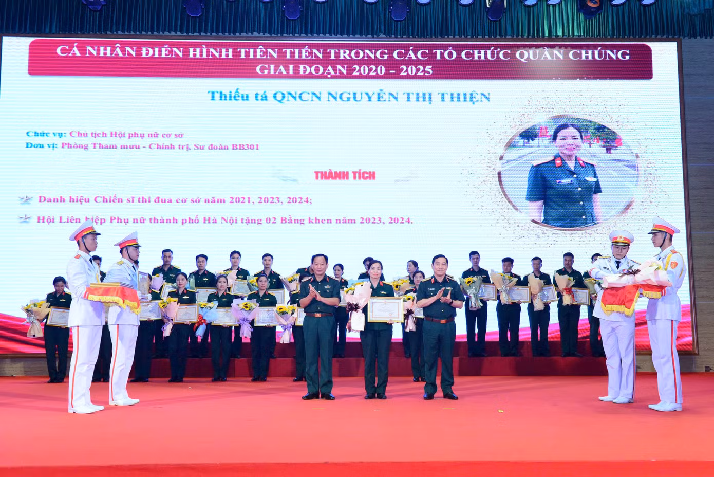 Lãnh đạo BTL Thủ đô trao thưởng 10 tập thể và 20 cá nhân điển hình tiên tiến xuất sắc trong giai đoạn 2020-2025.