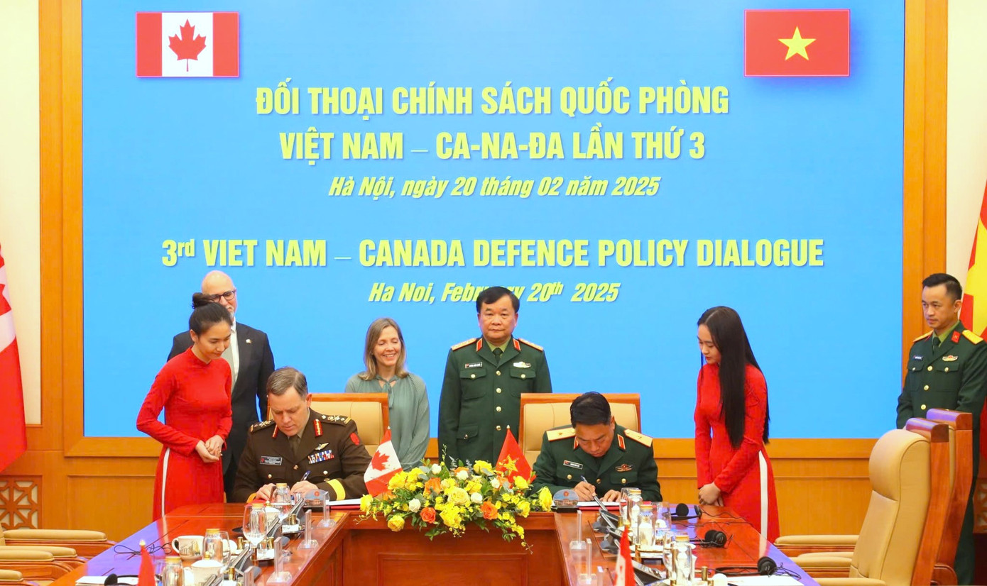 Thượng tướng Hoàng Xuân Chiến và Thứ trưởng Bộ Quốc phòng Canada Stefanie Beck chứng kiến Lễ ký Biên bản làm việc giữa Tư lệnh Binh chủng Đặc công Việt Nam và Tư lệnh Bộ Tư lệnh Tác chiến đặc biệt Canada.