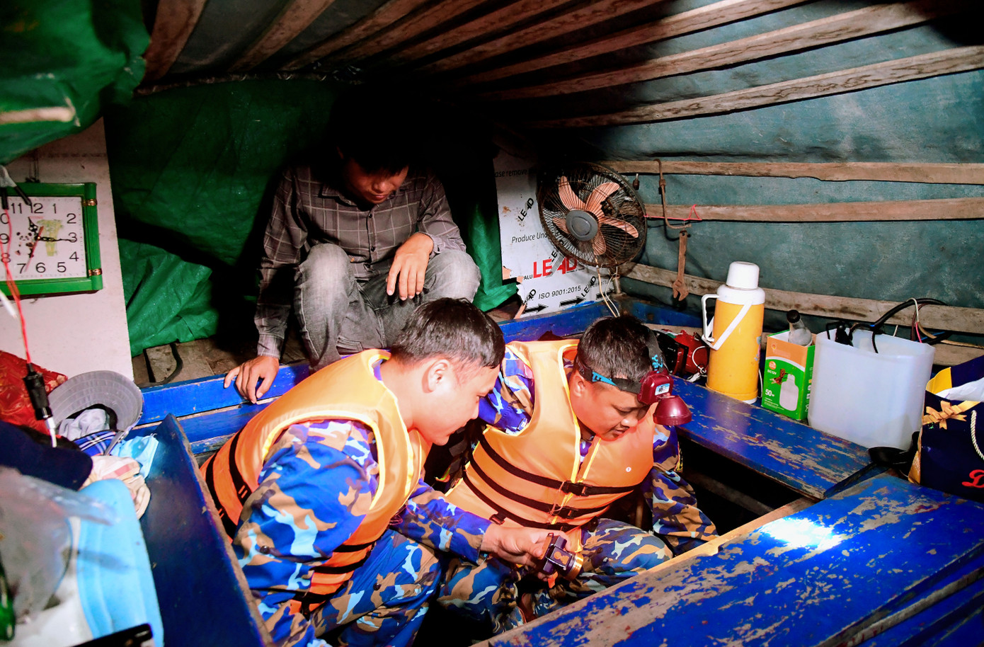 Bộ đội Hải quân giúp ngư dân sửa chữa tàu cá gặp sự cố.