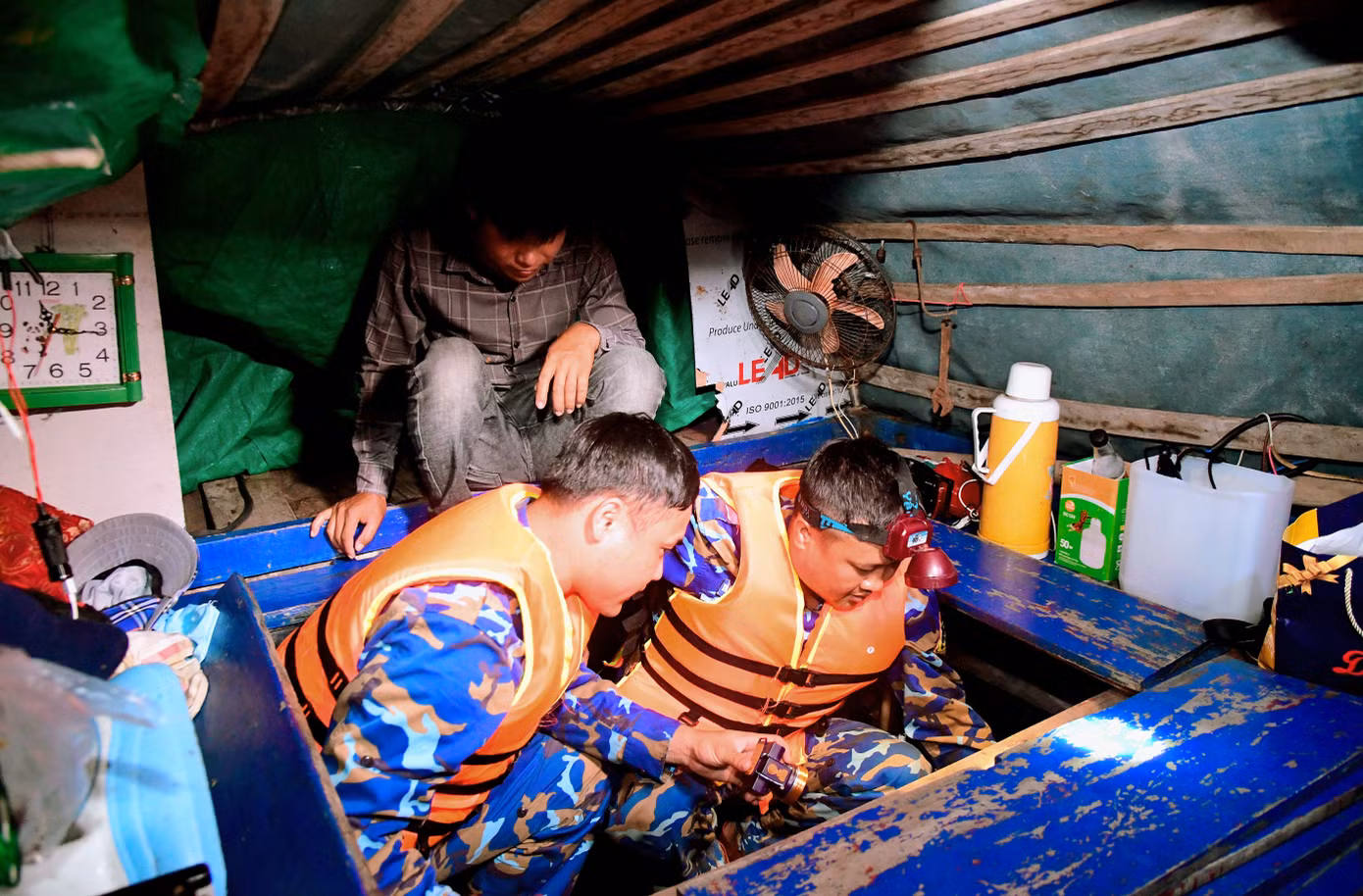 Bộ đội Hải quân giúp ngư dân sửa chữa tàu cá gặp sự cố.