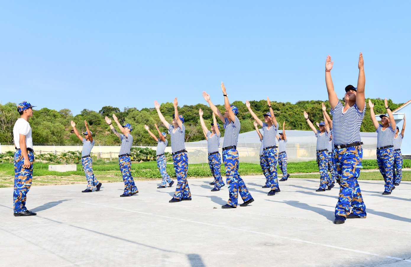 Tân binh ở Tiểu đoàn 563 (Vùng 5 Hải quân) với bài thể dục buổi sáng.