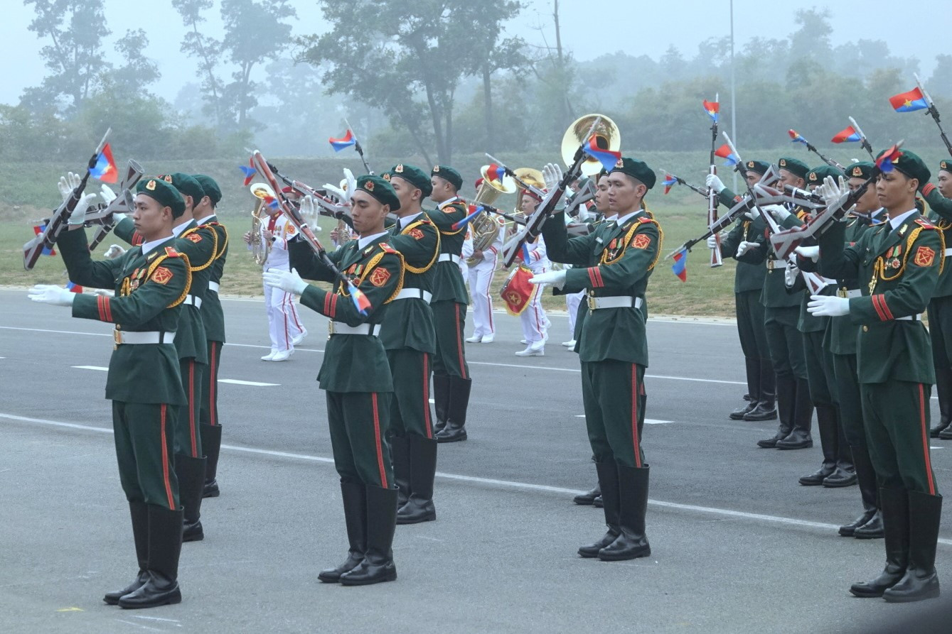Đoàn Nghi lễ Quân đội biểu diễn xếp hình nghệ thuật trong tiết mục mở màn buổi hợp luyện tại TB4. Đoàn Nghi lễ Quân đội biểu diễn xếp hình nghệ thuật trong tiết mục mở màn buổi hợp luyện tại TB4.