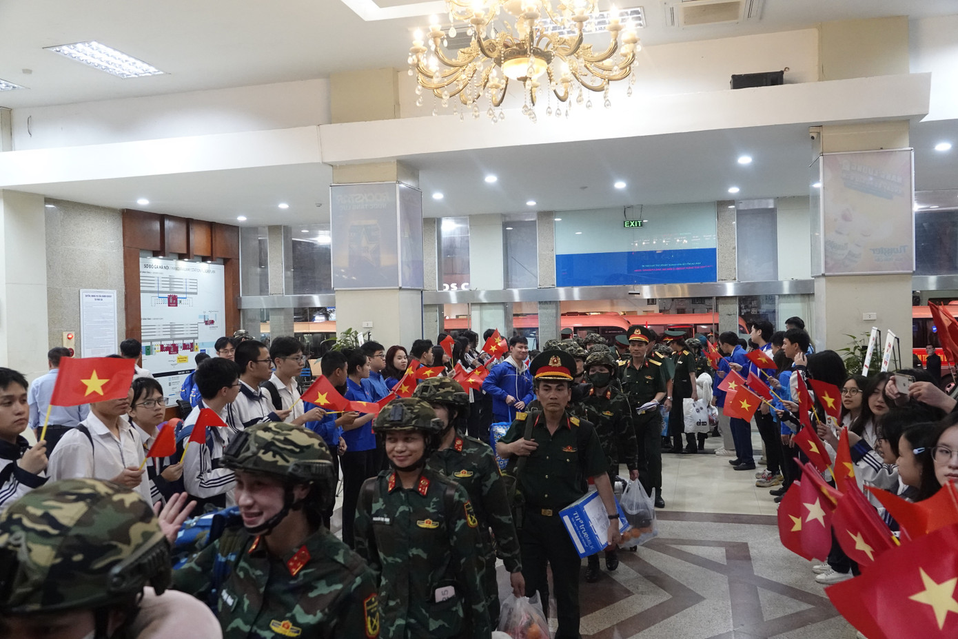 Trong khu vực nhà ga Hà Nội, rất đông đoàn viên thanh niên và học sinh Thành phố Hà Nội đã tới tiễn chân đoàn công tác.