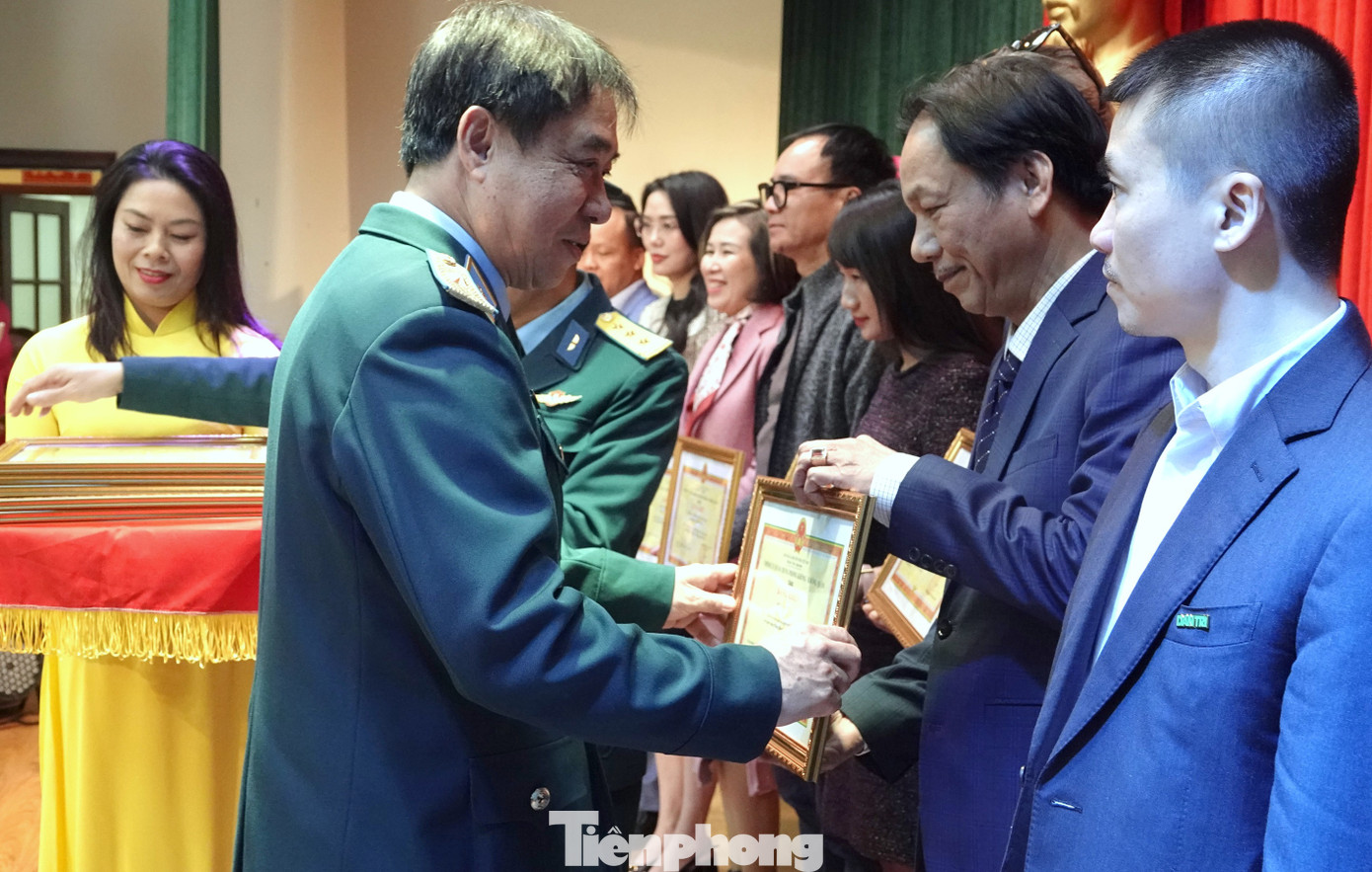 Trước đó, ngày 15/1, tại chương trình gặp mặt các cơ quan thông tấn, báo chí Xuân Ất Tỵ 2025, Quân chủng Phòng không - Không quân đã trao Bằng khen tặng báo Tiền Phong, báo điện tử Tiền Phong và phóng viên Nguyễn Minh (báo Tiền Phong) vì đã có thành tích xuất sắc trong công tác tuyên truyền về các hoạt động của Quân chủng trong năm 2024. Trước đó, ngày 15/1, tại chương trình gặp mặt các cơ quan thông tấn, báo chí Xuân Ất Tỵ 2025, Quân chủng Phòng không - Không quân đã trao Bằng khen tặng báo Tiền Phong, báo điện tử Tiền Phong và phóng viên Nguyễn Minh (báo Tiền Phong) vì đã có thành tích xuất sắc trong công tác tuyên truyền về các hoạt động của Quân chủng trong năm 2024.