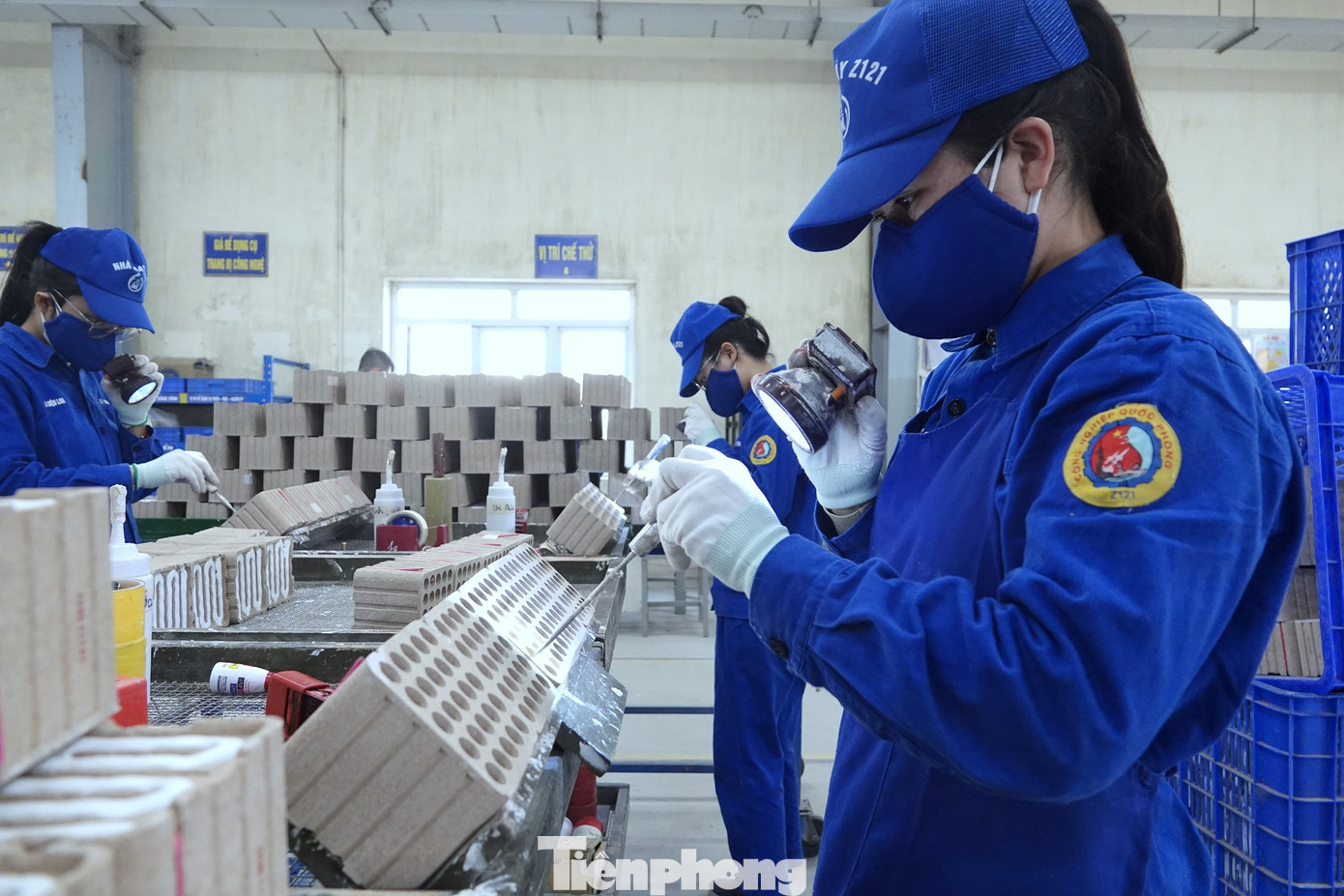 Công nhân Phân xưởng cơ điện (A15) thuộc Xí nghiệp Pháo hoa - Thuốc nổ của Nhà máy Z121 thực hiện các công đoạn sản xuất pháo hoa. Công nhân Phân xưởng cơ điện (A15) thuộc Xí nghiệp Pháo hoa - Thuốc nổ của Nhà máy Z121 thực hiện các công đoạn sản xuất pháo hoa.