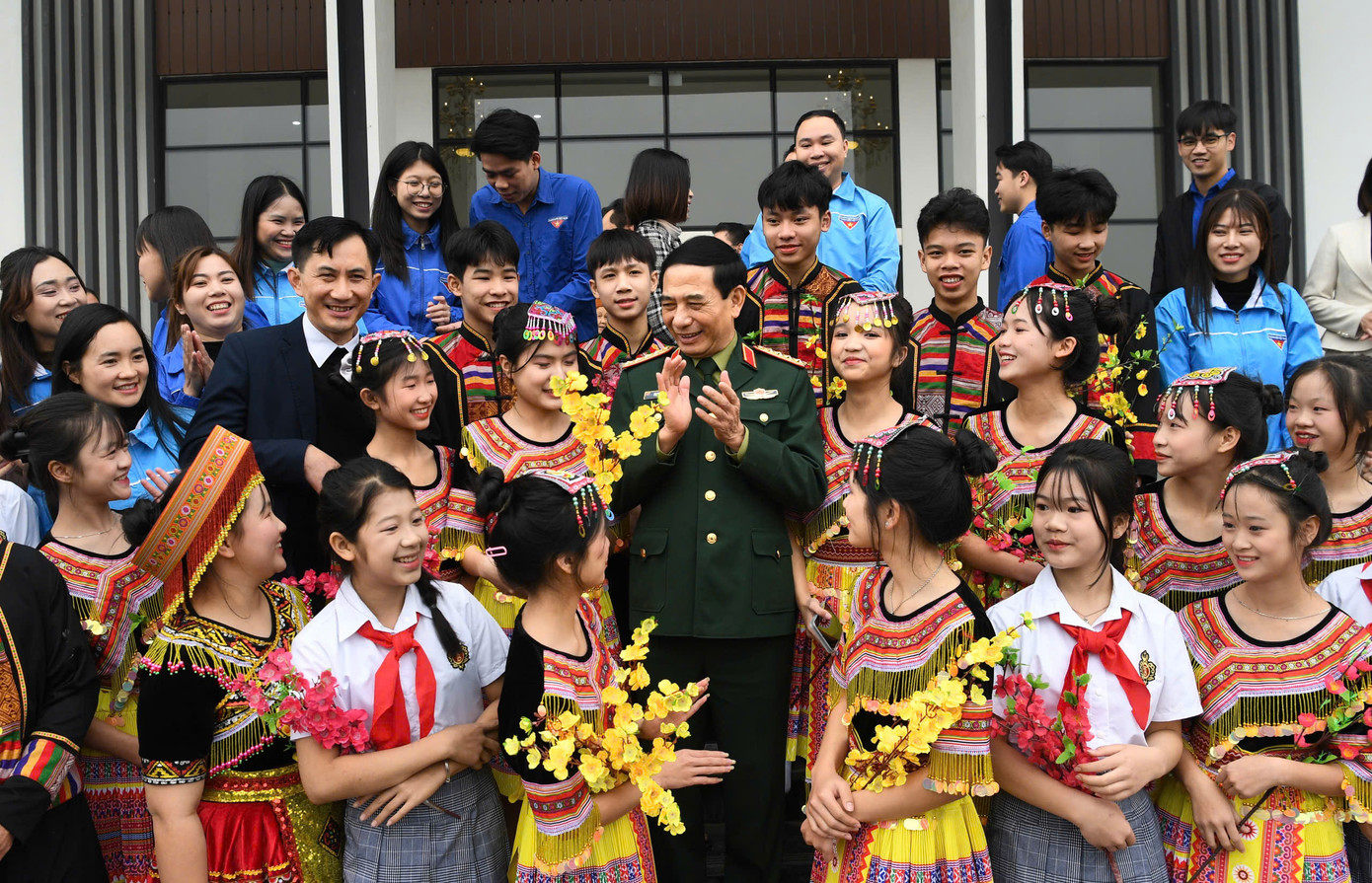 Đại tướng Phan Văn Giang thăm hỏi, trò chuyện với các cháu học sinh ở huyện Đồng Hỷ. Đại tướng Phan Văn Giang thăm hỏi, trò chuyện với các cháu học sinh ở huyện Đồng Hỷ.