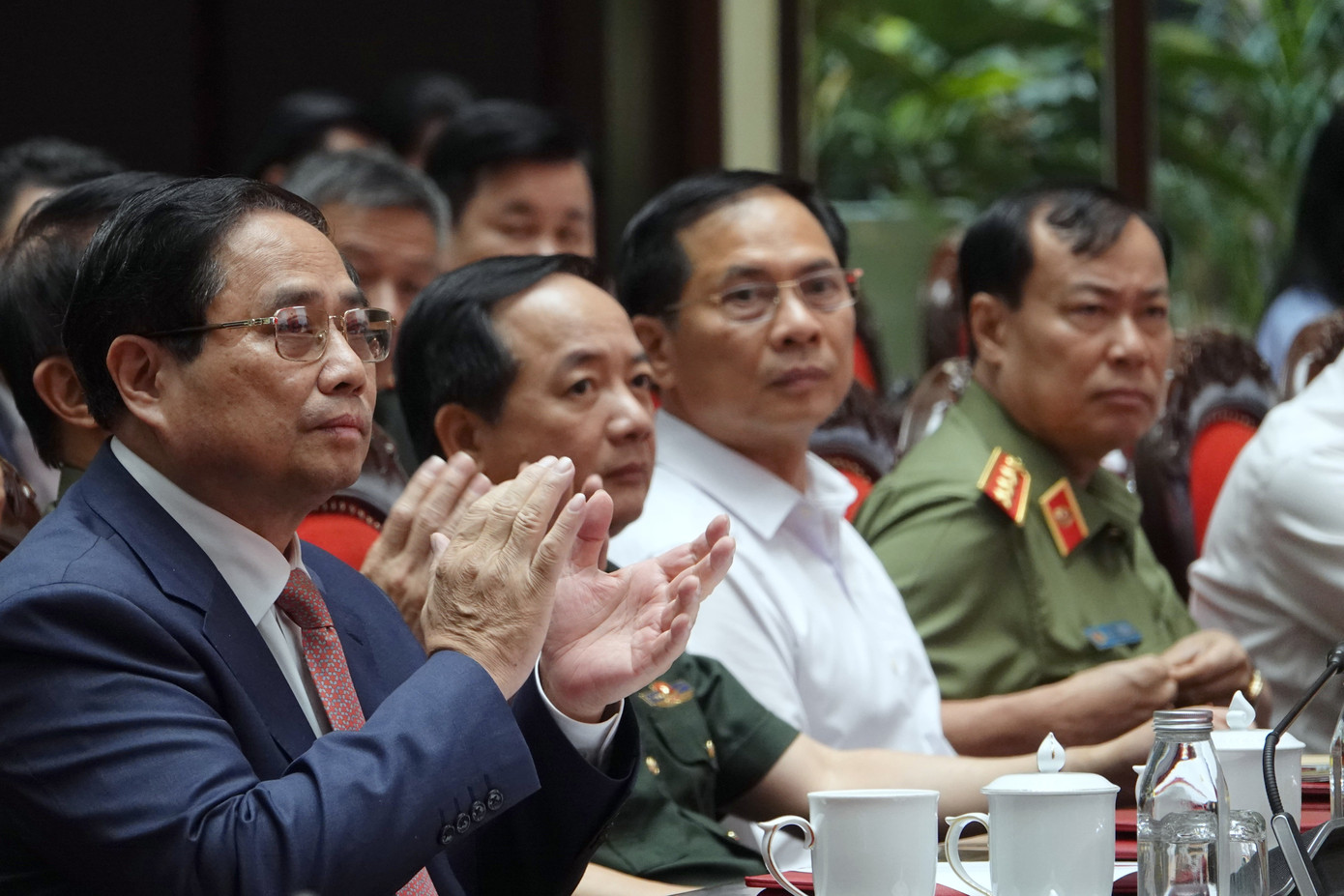 Thủ tướng cùng lãnh đạo Quân ủy Trung ương - Bộ Quốc phòng và các cơ quan, đơn vị trực thuộc cùng đại biểu lãnh đạo các ban, bộ, ngành Trung ương tham dự Hội nghị, tại Hội trường Bộ Quốc phòng.