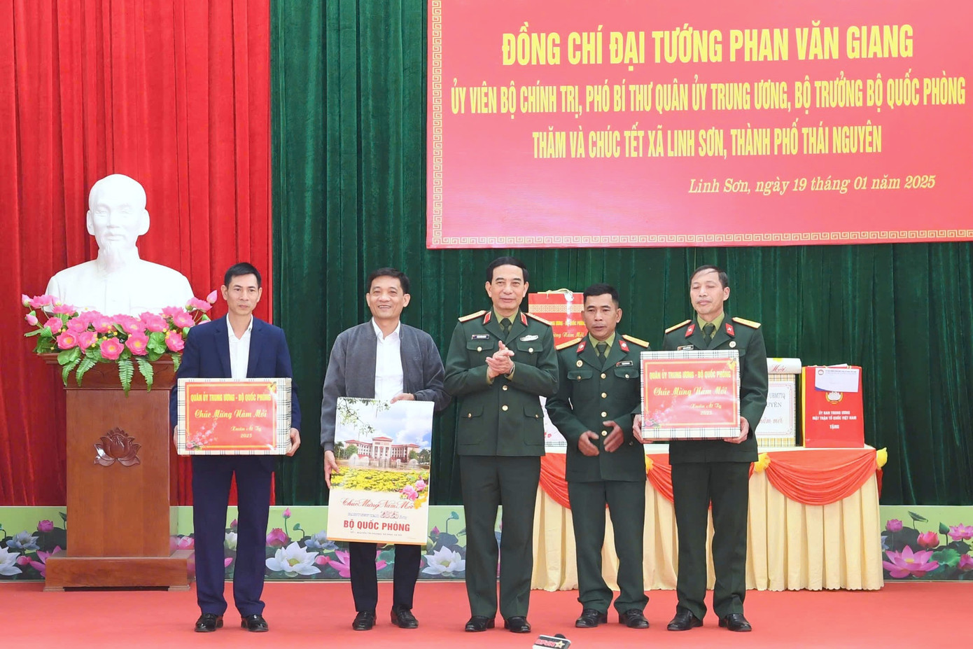 Đại tướng Phan Văn Giang thăm, chúc Tết tại xã Linh Sơn, thành phố Thái Nguyên. Đại tướng Phan Văn Giang thăm, chúc Tết tại xã Linh Sơn, thành phố Thái Nguyên.