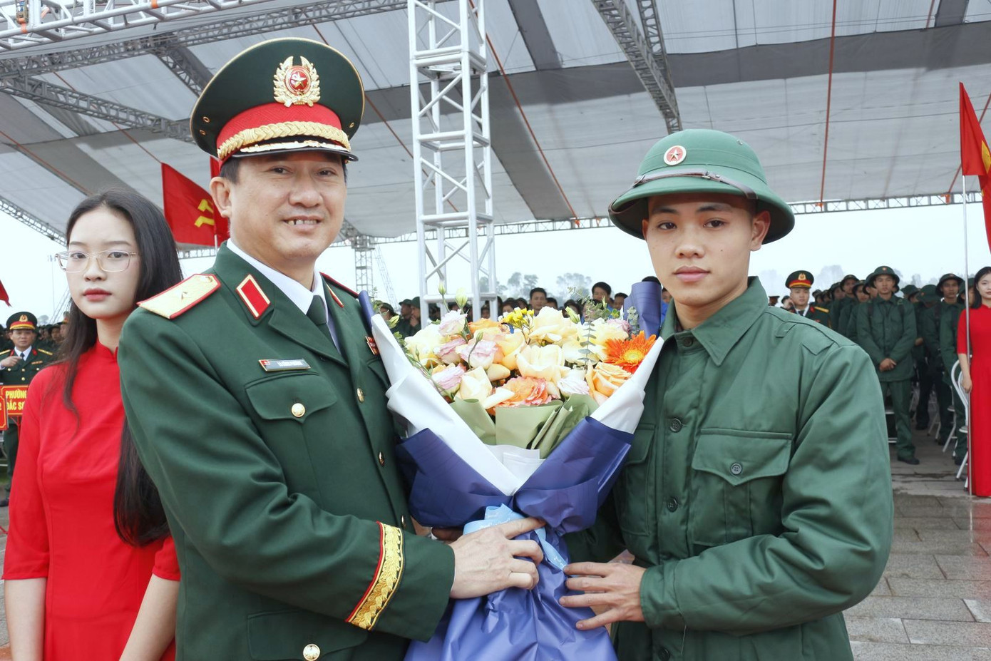 Thiếu tướng La Công Phương - Chính ủy Quân khu 1, động viên thanh niên thành phố Phổ Yên, tỉnh Thái Nguyên lên đường nhập ngũ, góp sức trẻ bảo vệ đất nước.