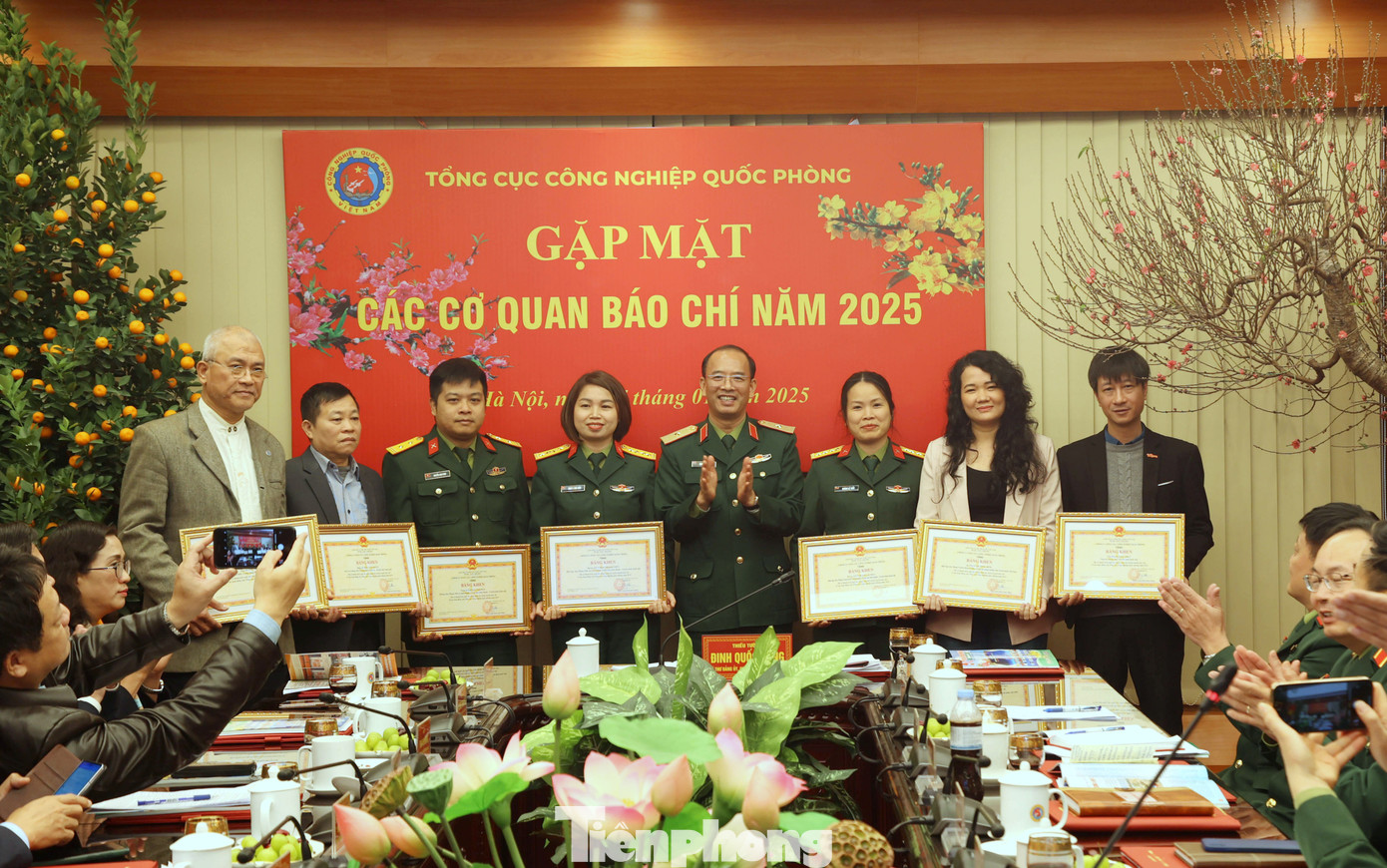 Dịp này, Tổng cục CNQP trao Bằng khen tặng phóng viên, biên tập viên trong và ngoài Quân đội, vì đã có thành tích xuất sắc trong công tác tuyên truyền báo chí về các hoạt động của Tổng cục CNQP năm 2024.