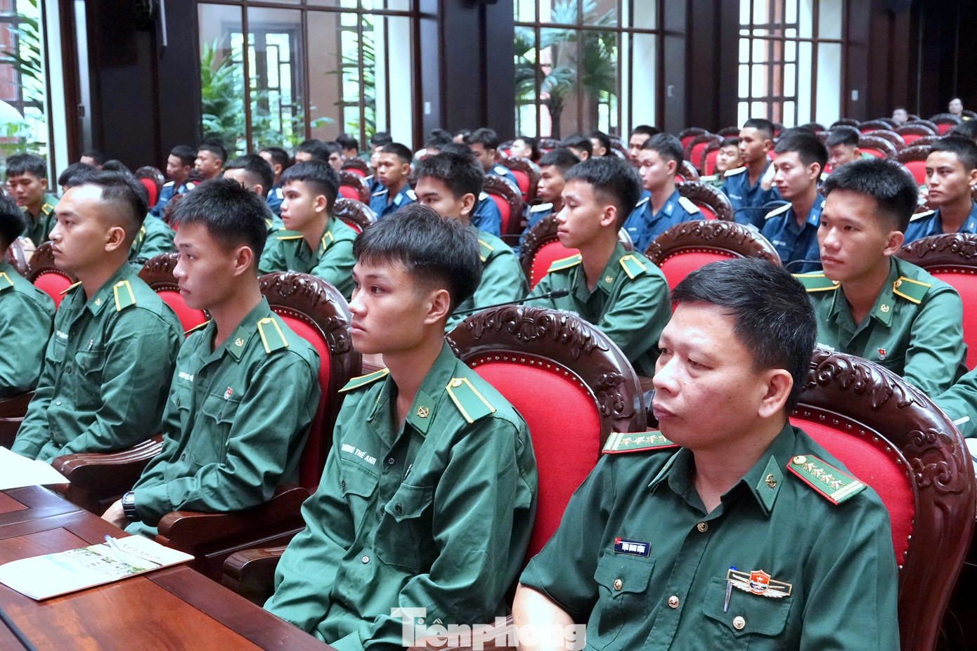 Cán bộ, đoàn viên thanh niên các đơn vị tham dự hội nghị tại điểm cầu trung tâm ở Bộ Quốc phòng.