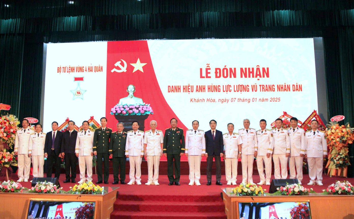 Đại biểu tham dự buổi lễ.