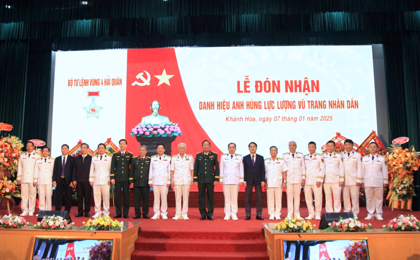 Đại biểu tham dự buổi lễ.