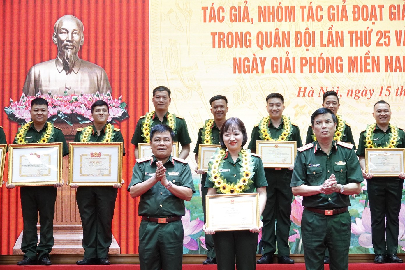 Trung tướng Trần Minh Đức - Chủ nhiệm Tổng cục HC-KT và Trung tướng Đỗ Văn Thiện - Chính ủy Tổng cục HC-KT, trao thưởng cho cán bộ, đoàn viên có thành tích xuất sắc trong tham gia khắc phục hậu quả động đất tại Myanmar, đoạt giải Giải thưởng TTST trong Quân đội lần thứ 25 và Cuộc thi tìm hiểu 50 năm Ngày giải phóng miền Nam, thống nhất đất nước.