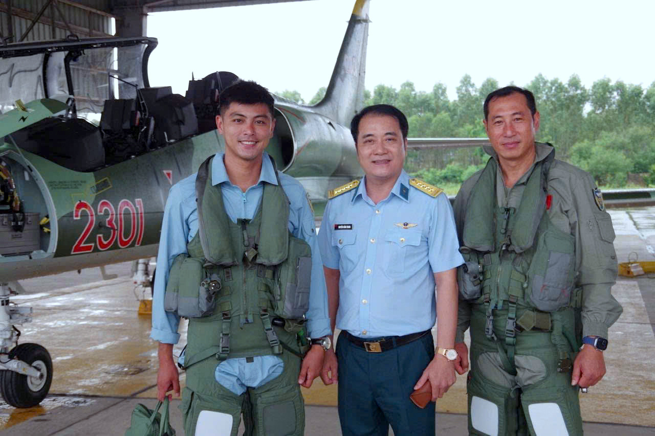 Chuyến bay chuyển sân là bước chuẩn bị quan trọng cho nhiệm vụ A80, đồng thời thể hiện năng lực làm chủ trang bị mới, tinh thần sẵn sàng chiến đấu cao của Trung đoàn 910 trong tình hình mới. Chuyến bay chuyển sân là bước chuẩn bị quan trọng cho nhiệm vụ A80, đồng thời thể hiện năng lực làm chủ trang bị mới, tinh thần sẵn sàng chiến đấu cao của Trung đoàn 910 trong tình hình mới.