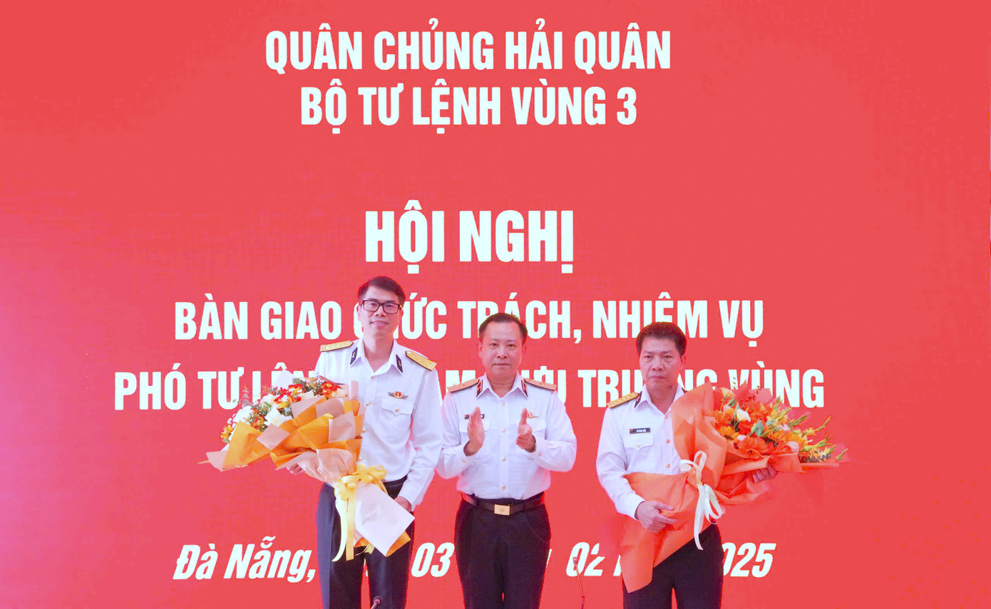 Chuẩn Đô đốc Nguyễn Thiên Quân - Tư lệnh Vùng 3 Hải quân, chúc mừng Đại tá Nguyễn Văn Đồng (bên trái) và Đại tá Vũ Đình Hiển.