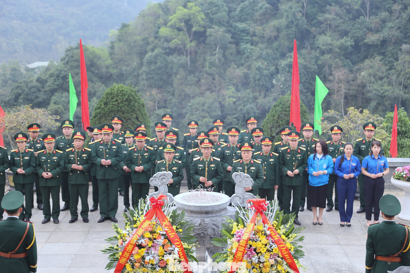Lãnh đạo, chỉ huy hai đơn vị cùng các đại biểu dâng hương tưởng nhớ Chủ tịch Hồ Chí Minh tại Khu di tích Quốc gia đặc biệt Pác Bó.
