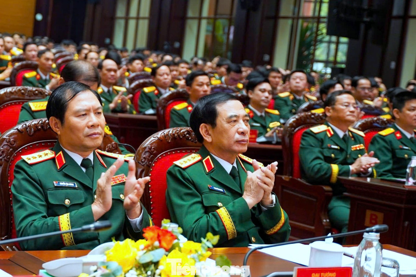 Các đại biểu tham dự chương trình tuyên dương tại hội trường Bộ Quốc phòng, sáng 26/3. Các đại biểu tham dự chương trình tuyên dương tại hội trường Bộ Quốc phòng, sáng 26/3.