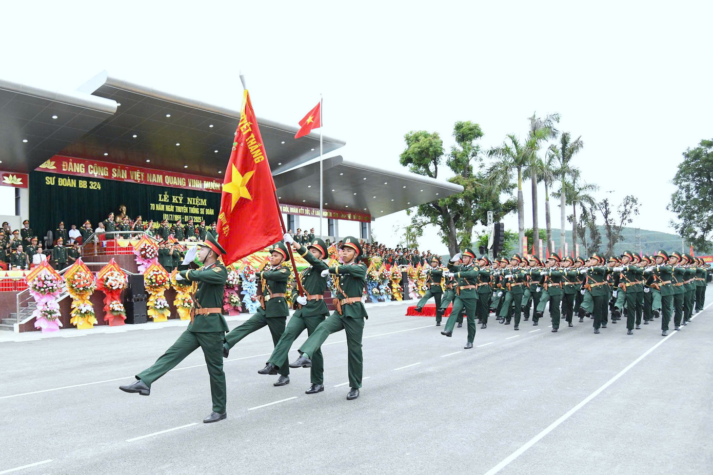 Cán bộ, chiến sĩ Sư đoàn 324 duyệt đội ngũ tại lễ kỷ niệm.