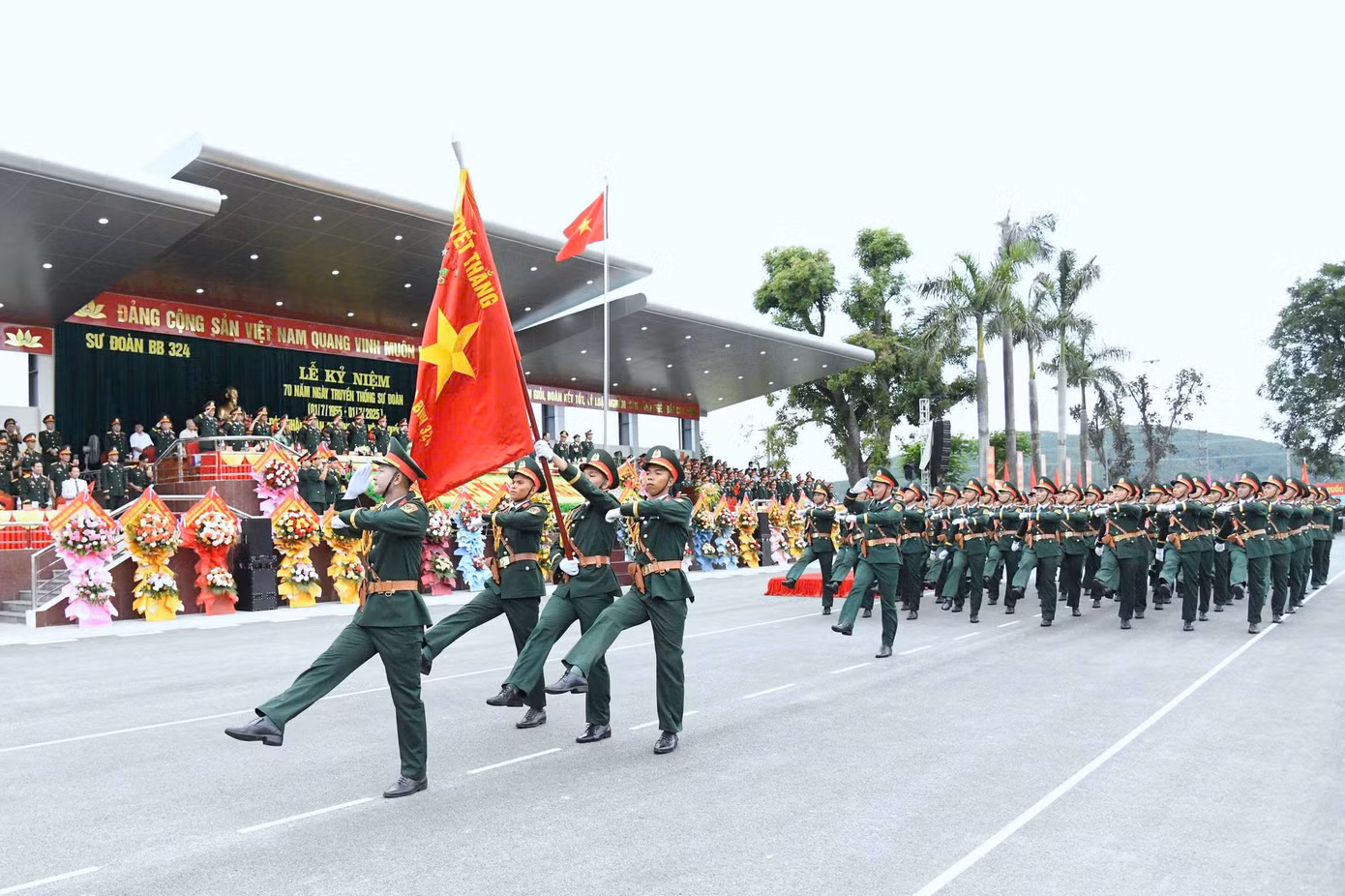 Cán bộ, chiến sĩ Sư đoàn 324 duyệt đội ngũ tại lễ kỷ niệm.