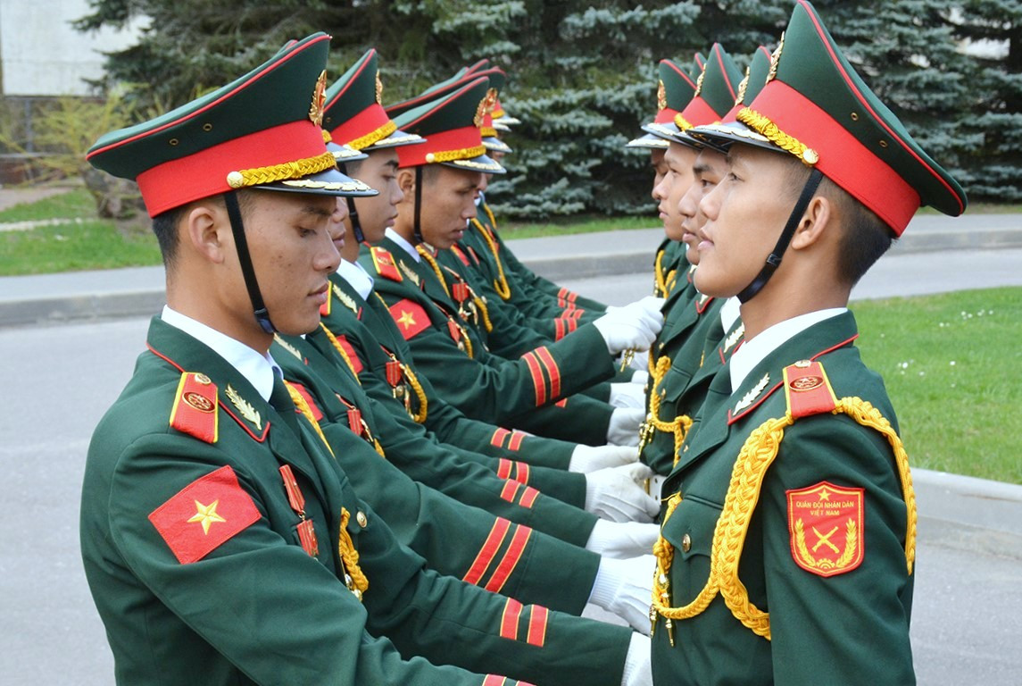 Các quân nhân Việt Nam chỉnh đốn tác phong, trang phục trước khi luyện tập.