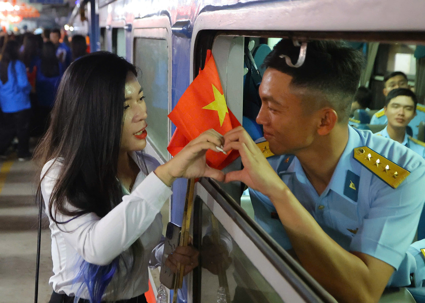 Phút tạm biệt người thân của các quân nhân. Phút tạm biệt người thân của các quân nhân.