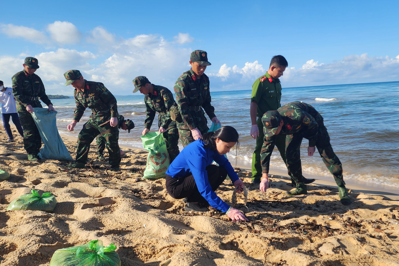 Tuổi trẻ Quân khu 9 hưởng ứng chương trình “Hãy làm sạch biển” tại Phú Quốc.