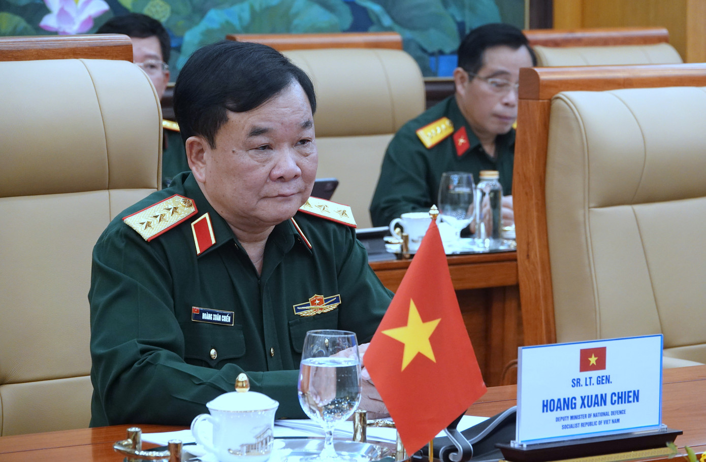 Lãnh đạo Bộ Quốc phòng và đoàn đại biểu quân sự hai nước tham dự hội đàm.