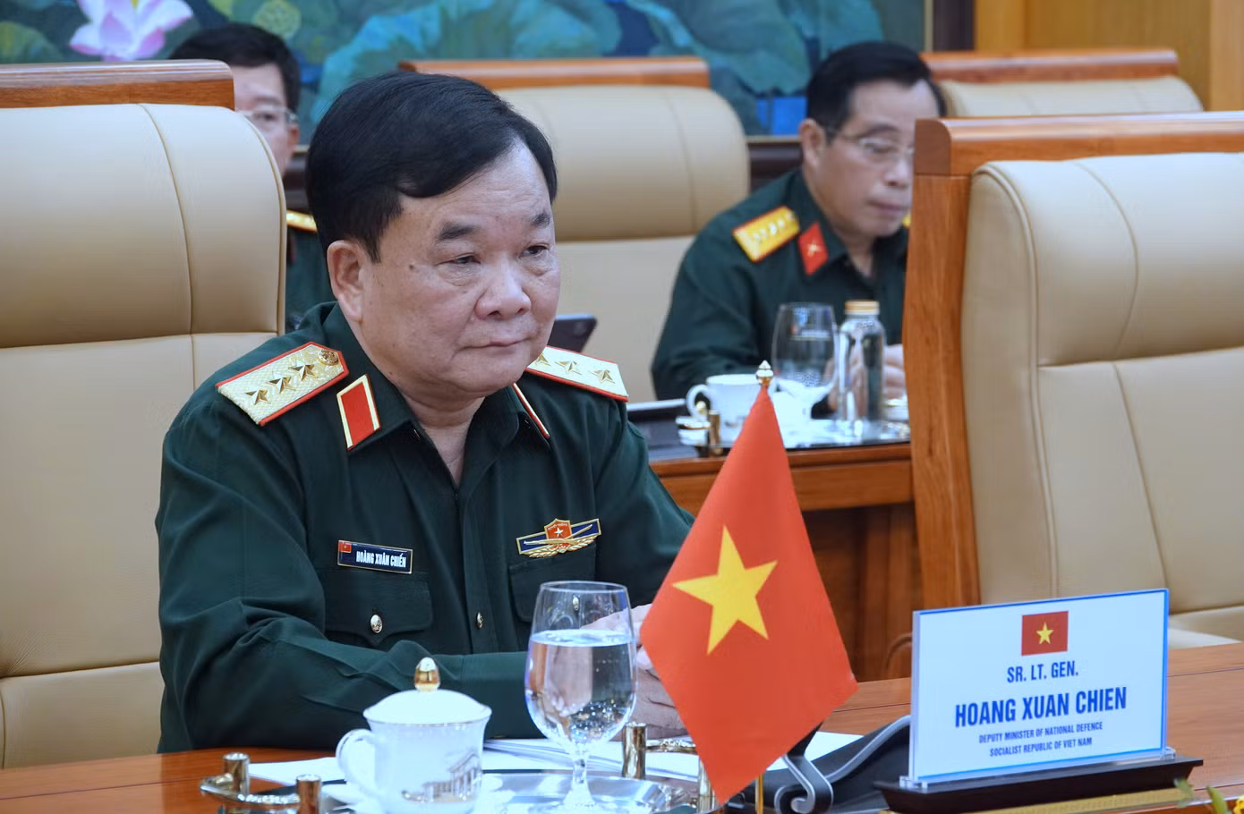 Lãnh đạo Bộ Quốc phòng và đoàn đại biểu quân sự hai nước tham dự hội đàm.