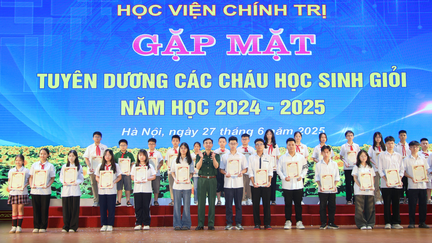 Lãnh đạo Học viện Chính trị trao thưởng các em học sinh tiêu biểu về tham dự chương trình. Lãnh đạo Học viện Chính trị trao thưởng các em học sinh tiêu biểu về tham dự chương trình.