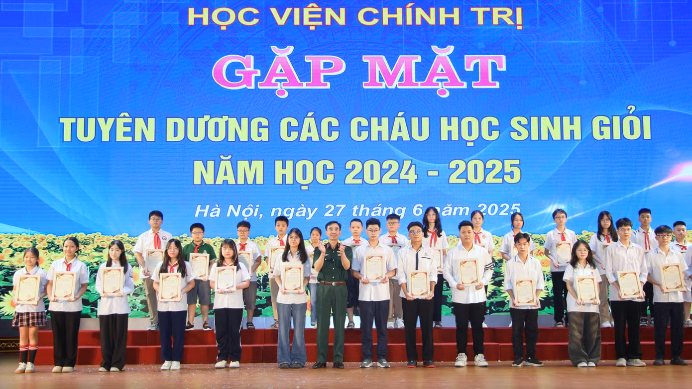 Lãnh đạo Học viện Chính trị trao thưởng các em học sinh tiêu biểu về tham dự chương trình. Lãnh đạo Học viện Chính trị trao thưởng các em học sinh tiêu biểu về tham dự chương trình.